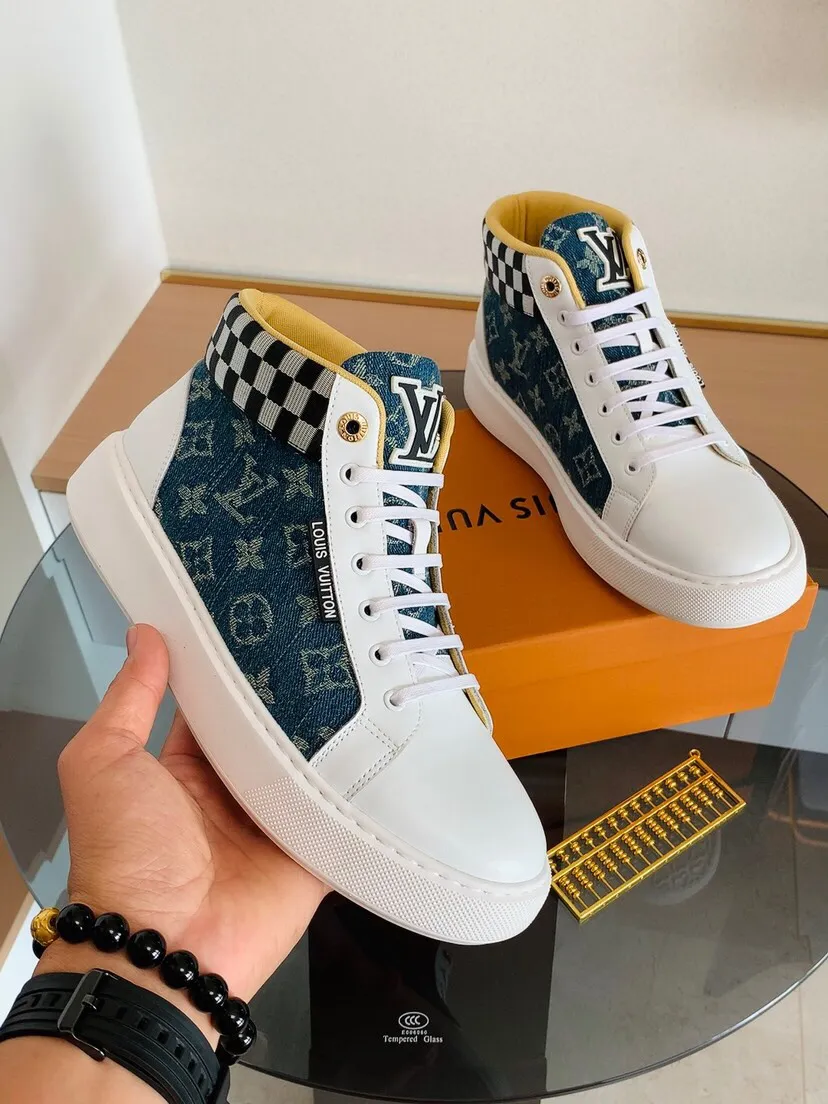 Factory price 440. [LV] Louis Vuitton's new high-top men's genuine leather casual shoes, foamed light sole. The highest version on the market, any comparison is welcome🆚! The original leather has excellent texture and is super high-end! Fetal sheep net lining imported from Italy, removable pad! Luxurious materials and fine workmanship, highly recommended! Code number: 38-44